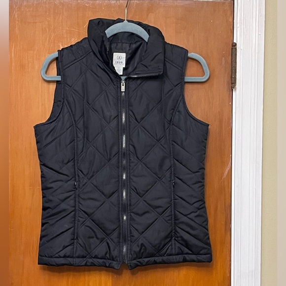IZOD Women’s black Vest  SP
B4 - Picture 1 of 5
